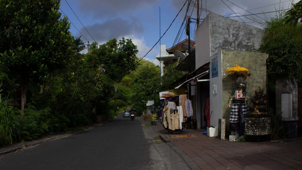 Vista di una classica via di Bali