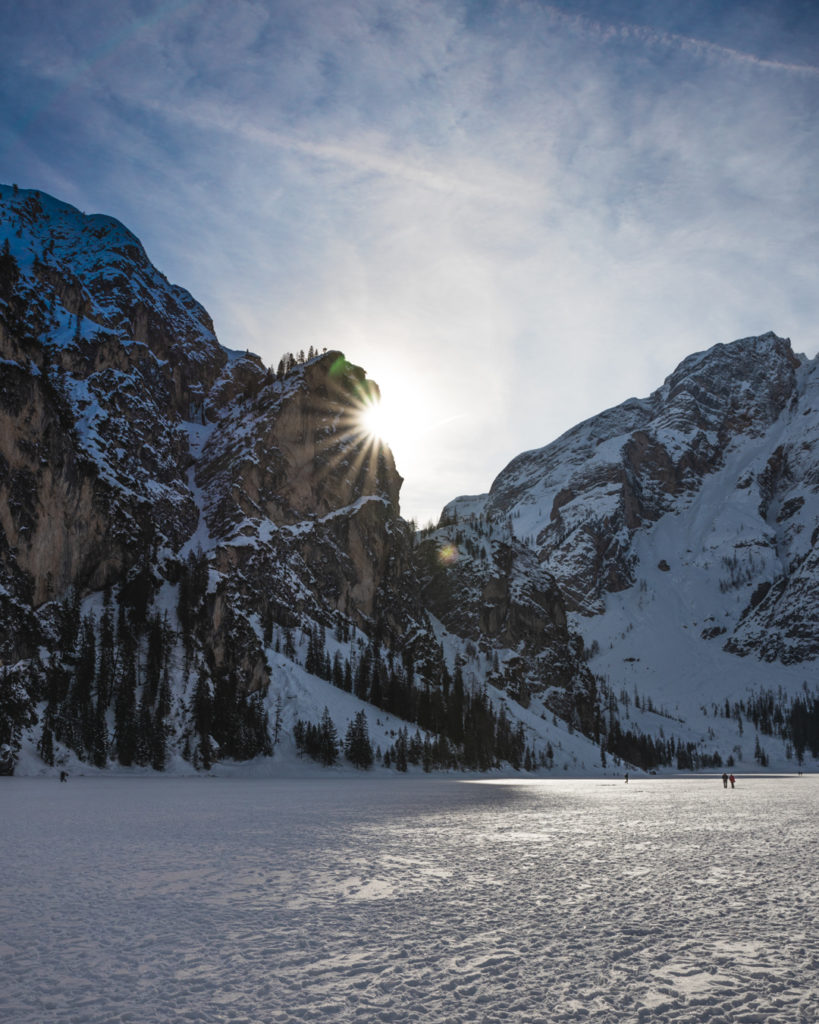 Lago di Braies ghiacciato in inverno