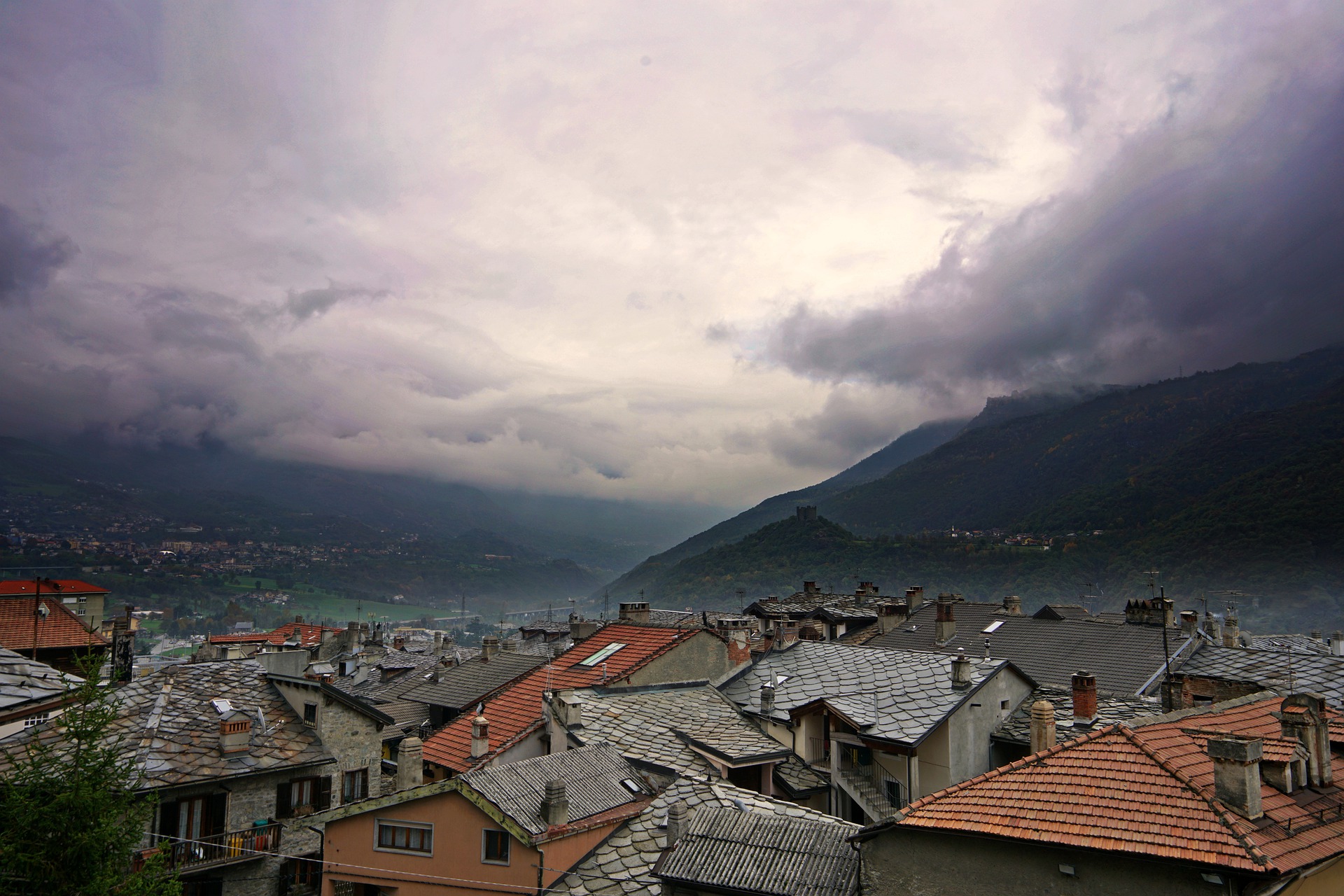 Aosta circondata dalle montagne